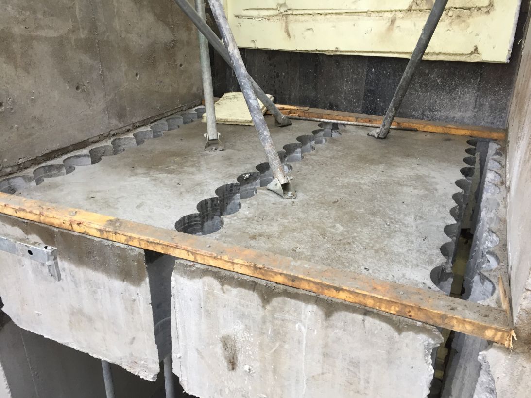 pitkät sarjat betoniporattuja reikiä