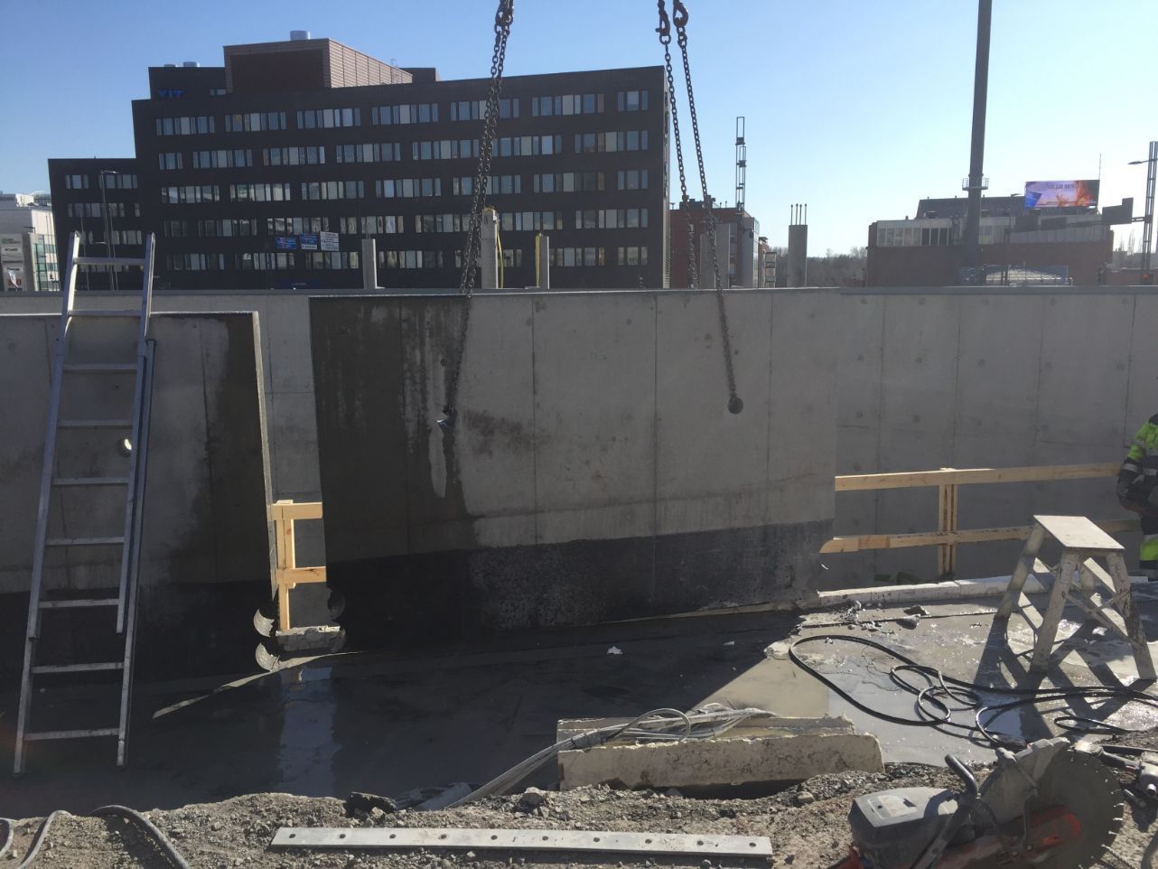 betonikaiteen pystysuuntainen timanttisahaus