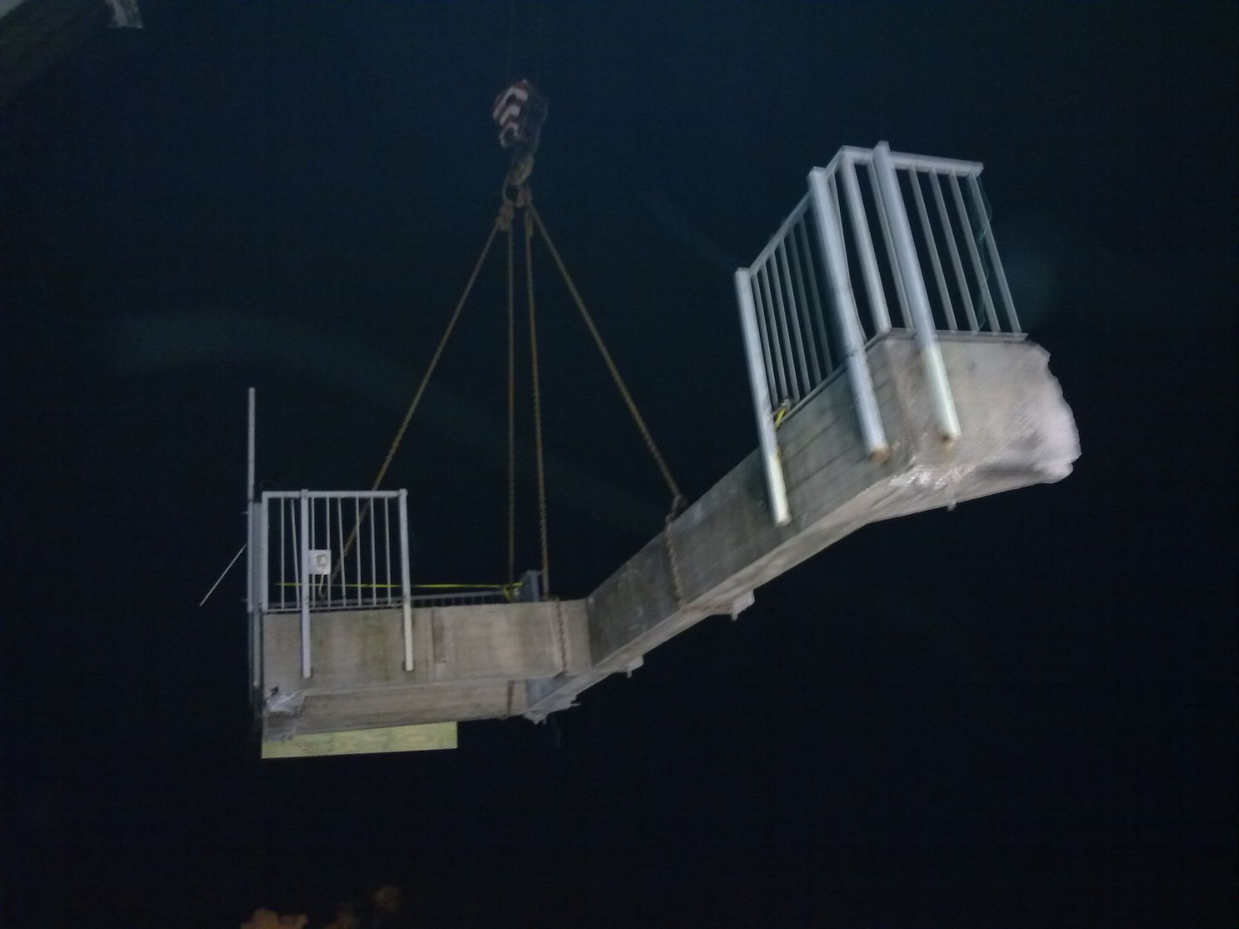 rakennuksen betonikaiteen ja elementin osan timanttisahaus ja poiskuljetus