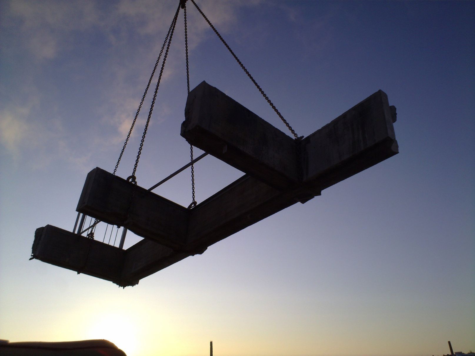 suuren betonielementin timanttisahaus ja nosto