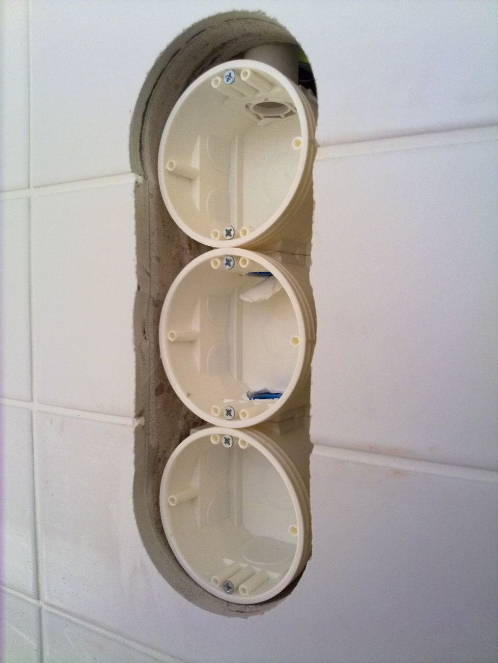 betoniharkkoseinän timanttiporausta sähköasennusta varten