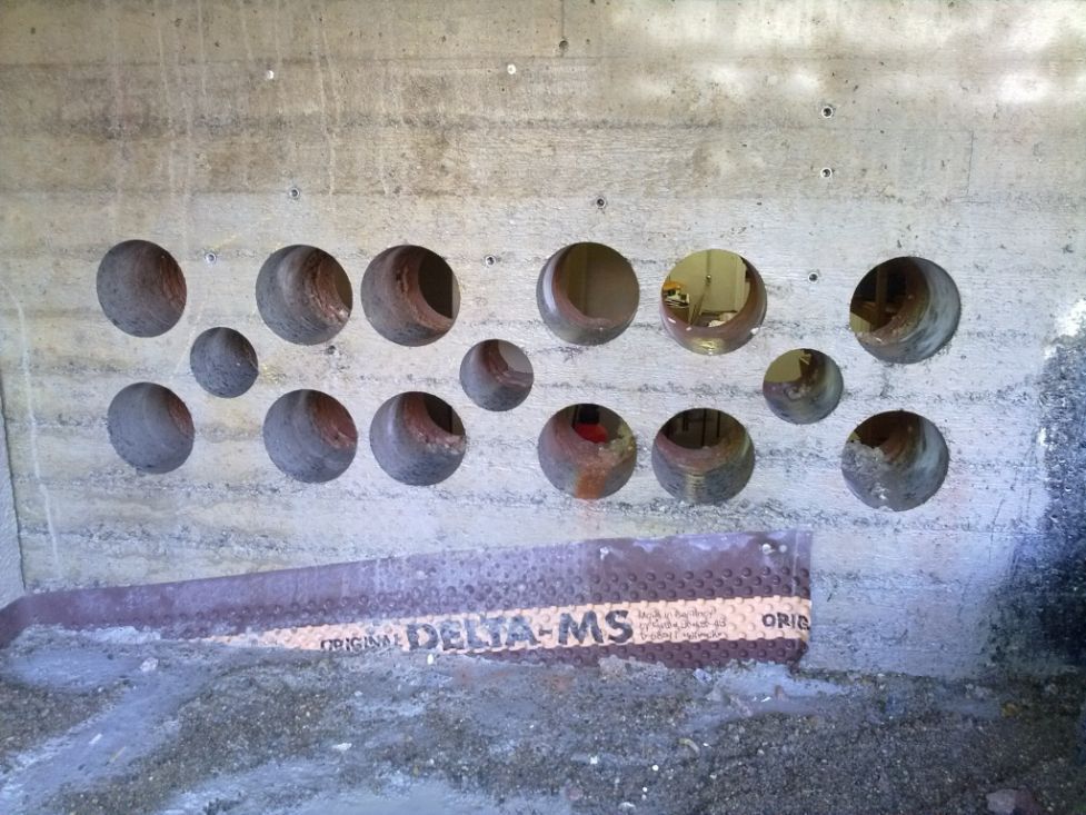 betoniseinään timanttiporatut erikokoiset aukot