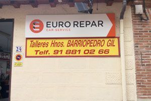 Un cartel en el costado de un edificio que dice 