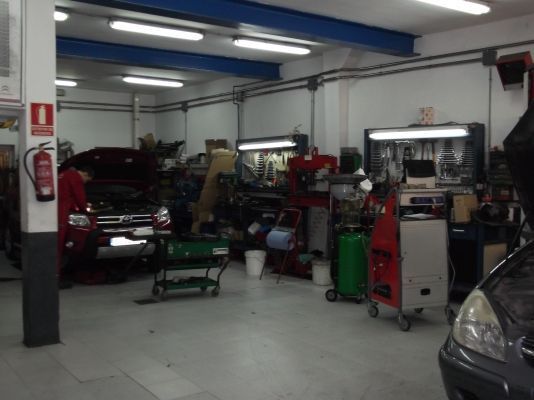 Un garaje con un extintor de incendios en la pared.