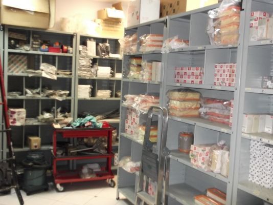 Una habitación llena de muchos estantes y cajas.