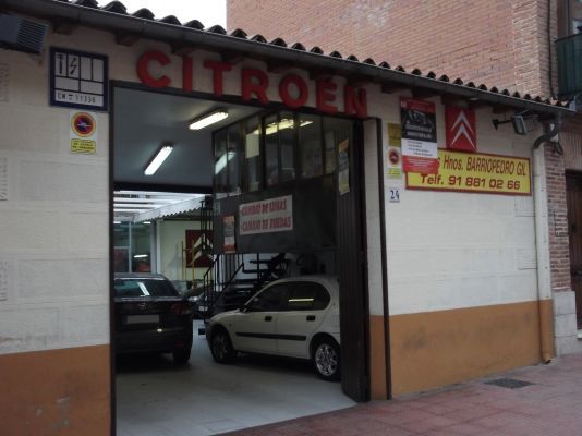 Un garaje Citroën con coches aparcados en el interior.