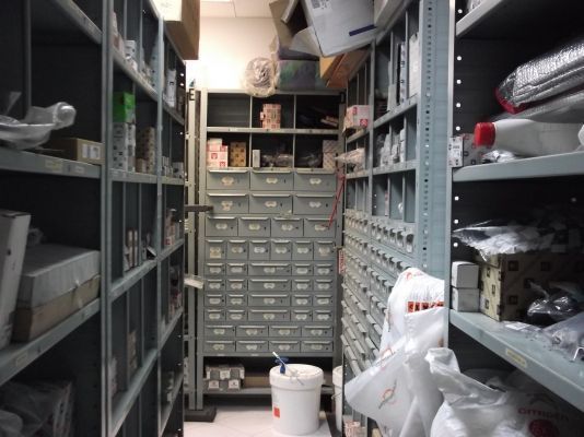 Un almacén lleno de estanterías y cajones.