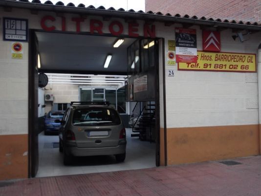 Un coche está aparcado delante de un garaje Citroën.