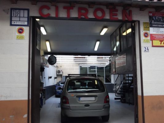 Un coche está aparcado en un garaje de Citroën.