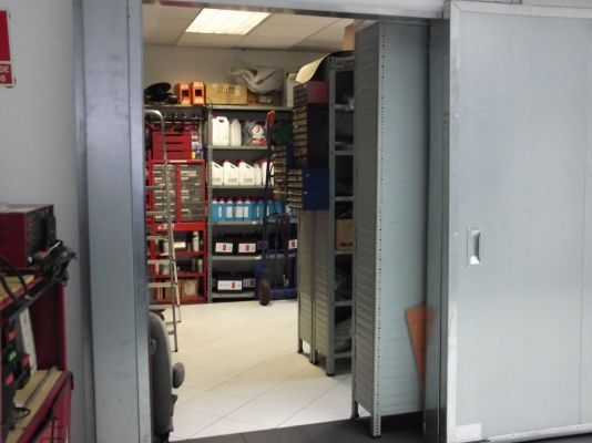 Una habitación con muchos estantes y armarios.