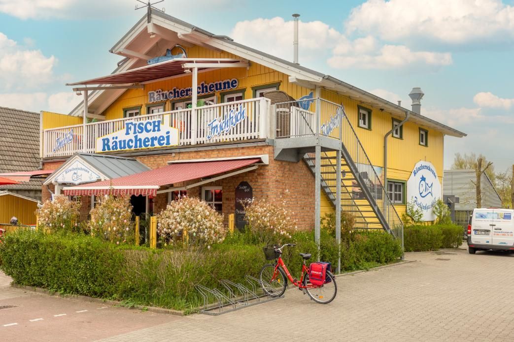 Ein gelbes Gebäude, vor dem ein Fahrrad geparkt ist.