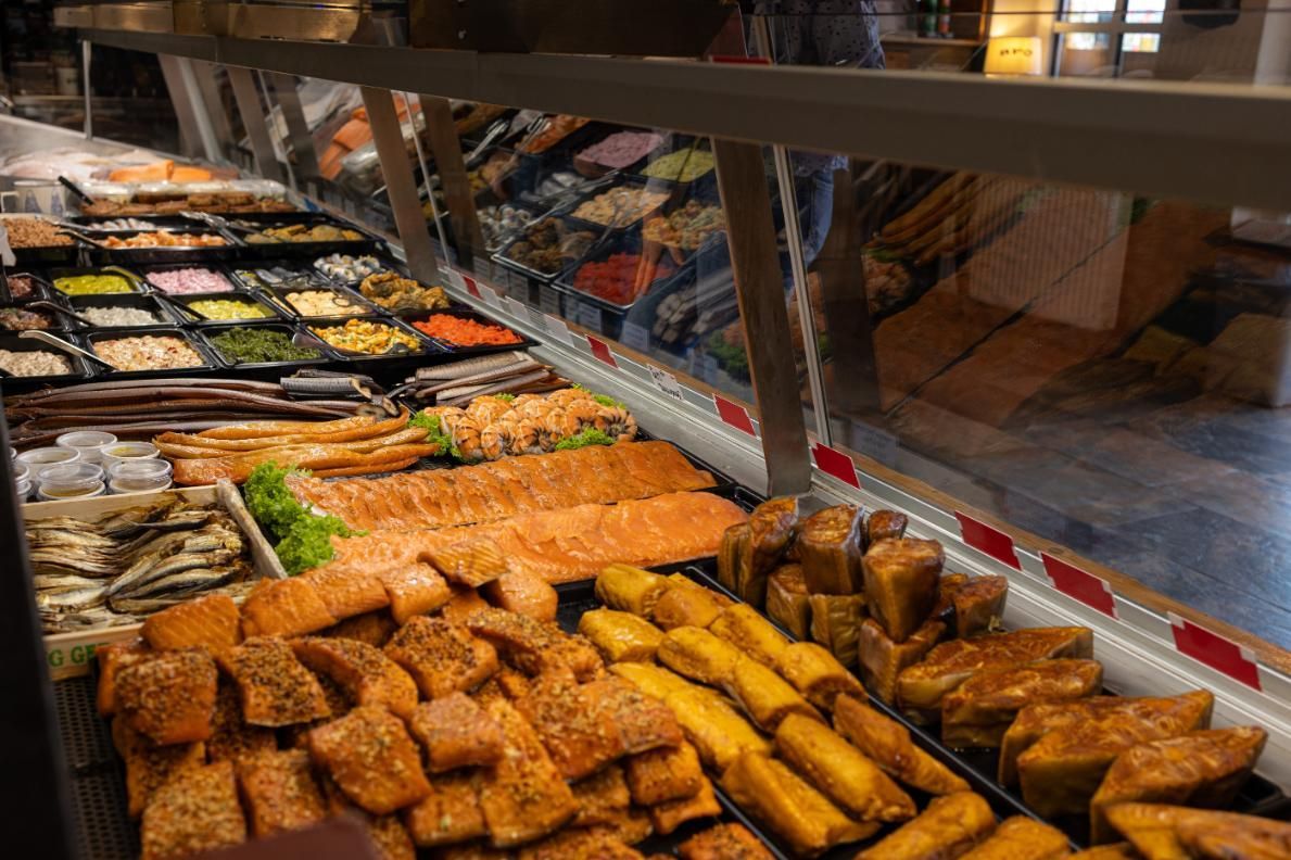 Eine Vitrine mit vielen verschiedenen Arten von Fischgerichten.