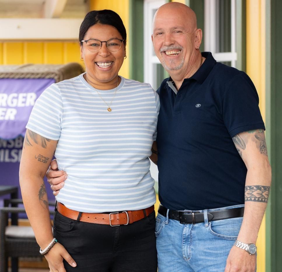 Eine Person schneidet ein Stück Fisch auf einem Schneidebrett.