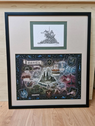 Gerahmte Schwarz-Weiß-Skizze über einem farbenfrohen Fantasy-Poster auf einem Holzboden und einer Holzwand.
