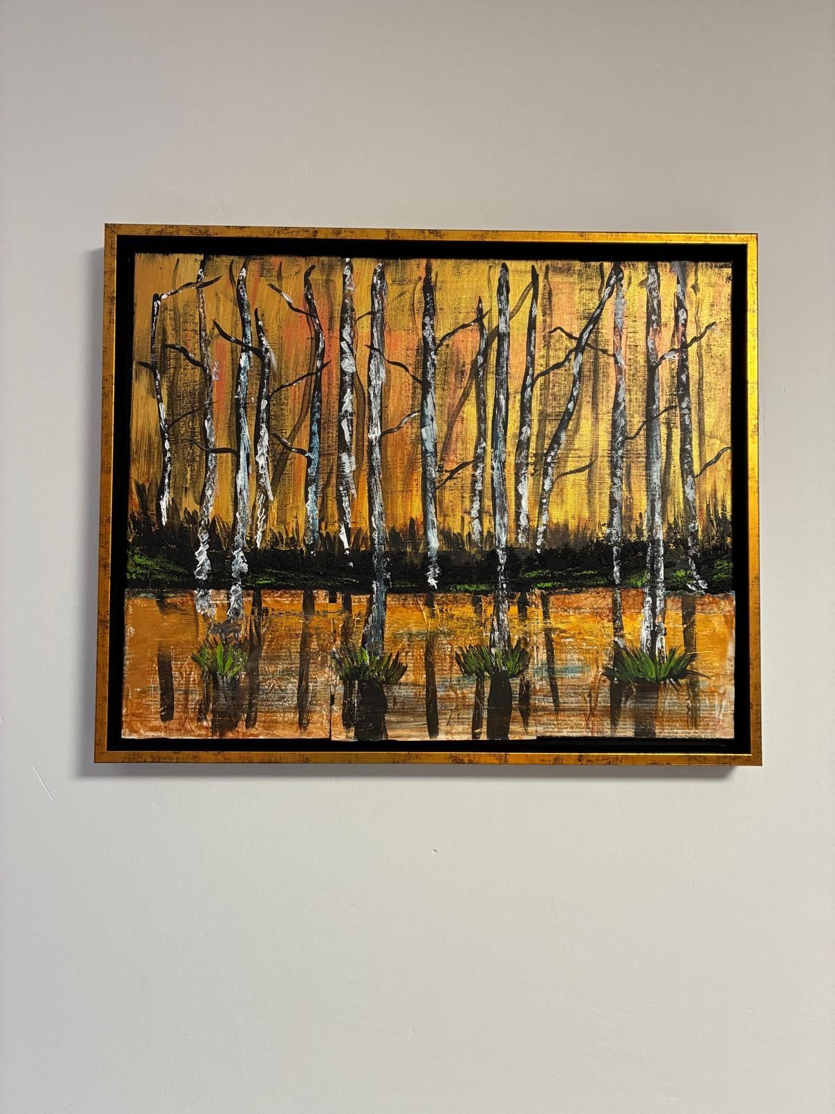 Gerahmtes Gemälde mit orangefarbenen, schwarzen und weißen Bäumen, die sich im Wasser an einer weißen Wand spiegeln