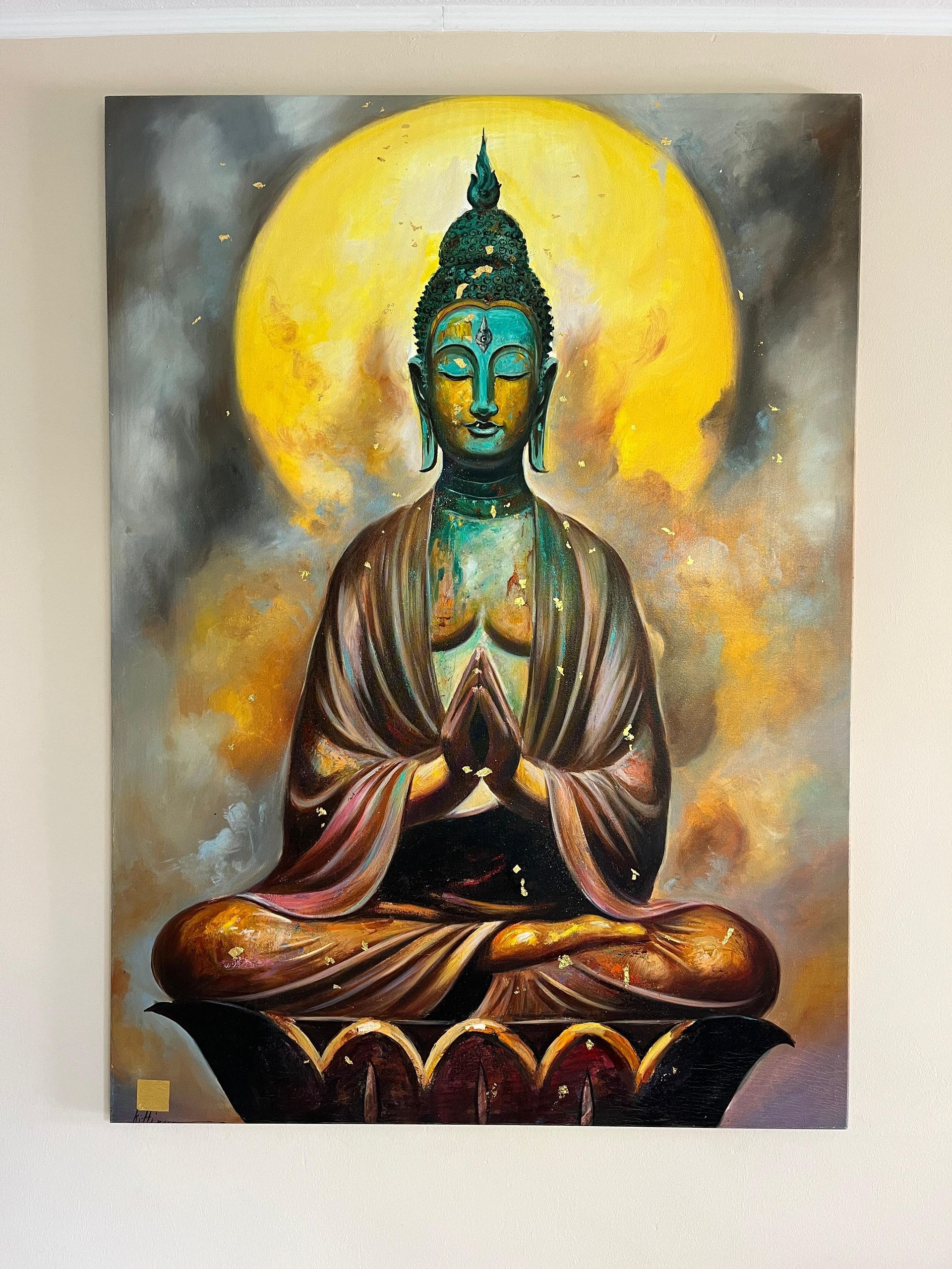 Buddha-Statue in Meditation mit leuchtend gelbem Heiligenschein und rauchig-goldenem, grauem und braunem Hintergrund