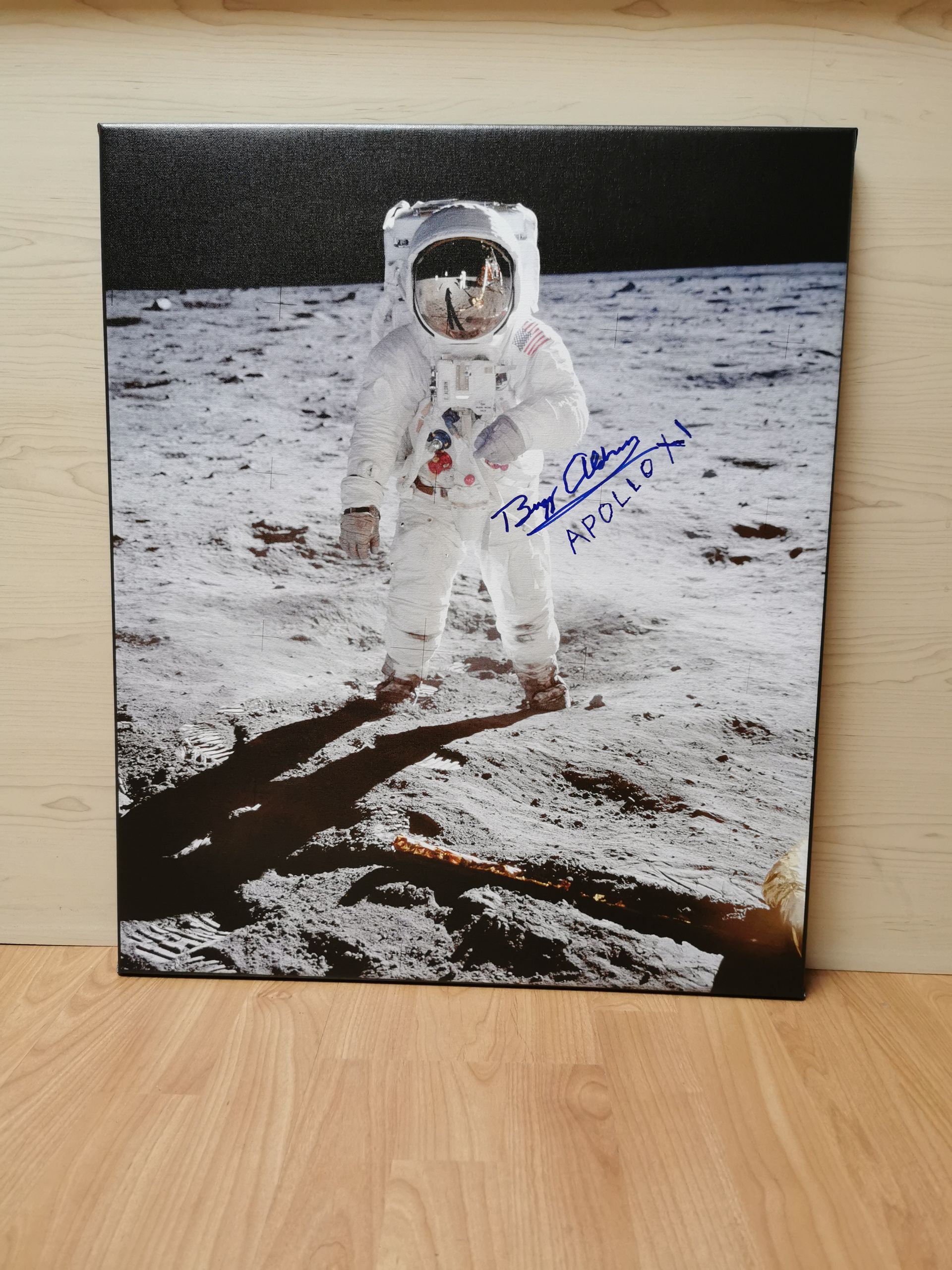 Astronaut auf dem Mond mit blauer Signatur auf dem Foto
