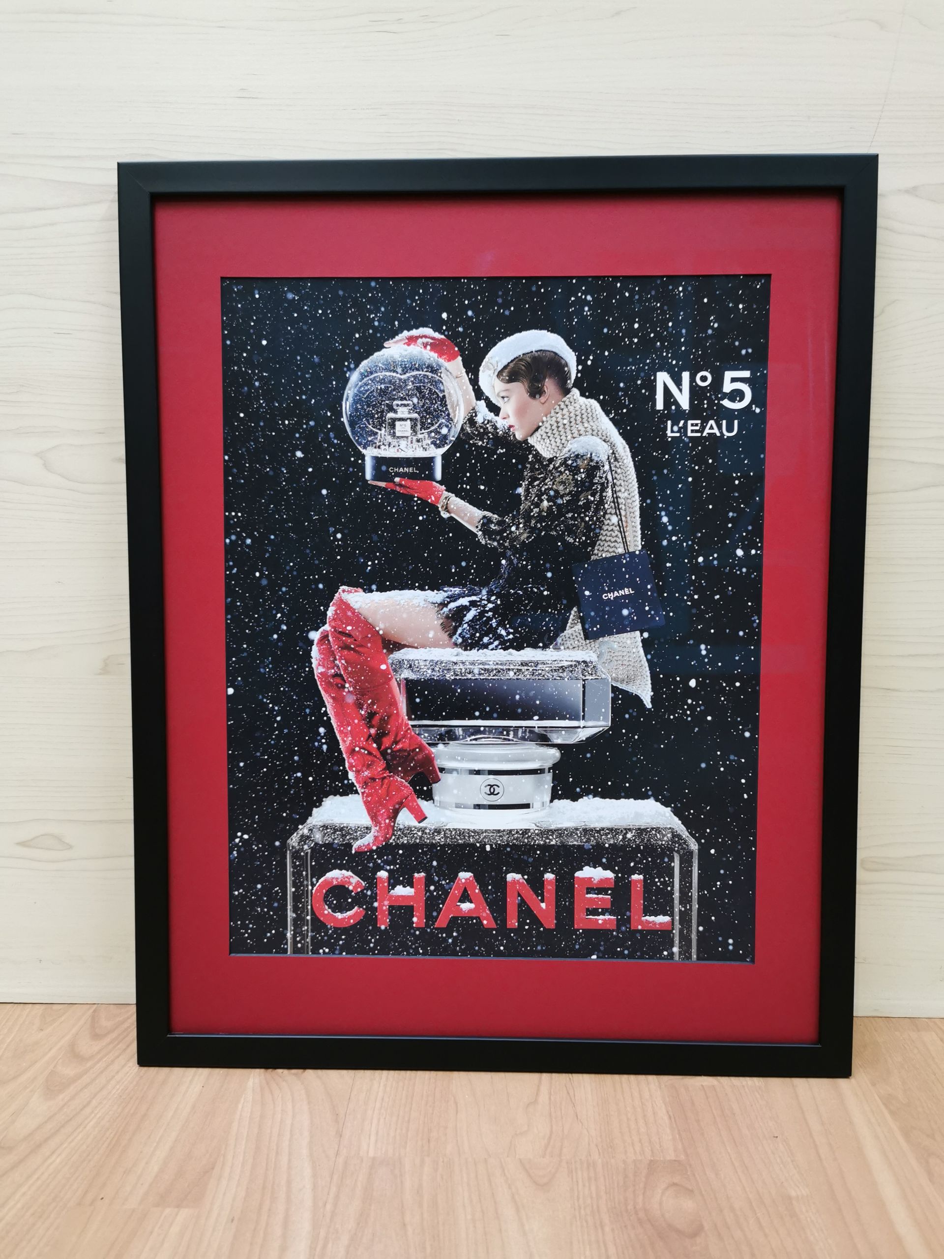 Gerahmtes Kunstwerk im Chanel-Stil mit einer Tänzerin vor rotem und schwarzem Hintergrund
