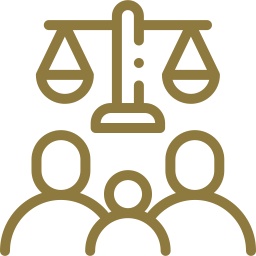 Balanza dorada de la justicia sobre una familia de tres.
