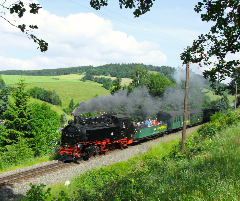 Ein Zug fährt auf den Gleisen auf dem Land