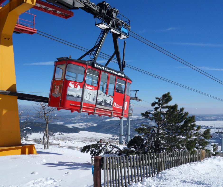 Eine rote Seilbahn mit der Nummer 1 darauf
