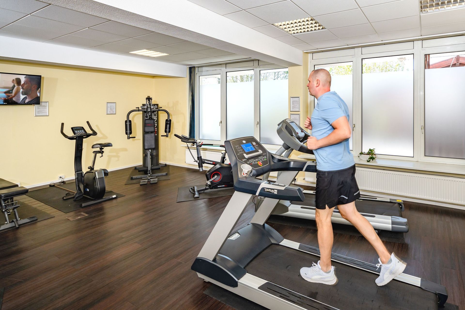 Fitnessraum mit Gast an Geräten