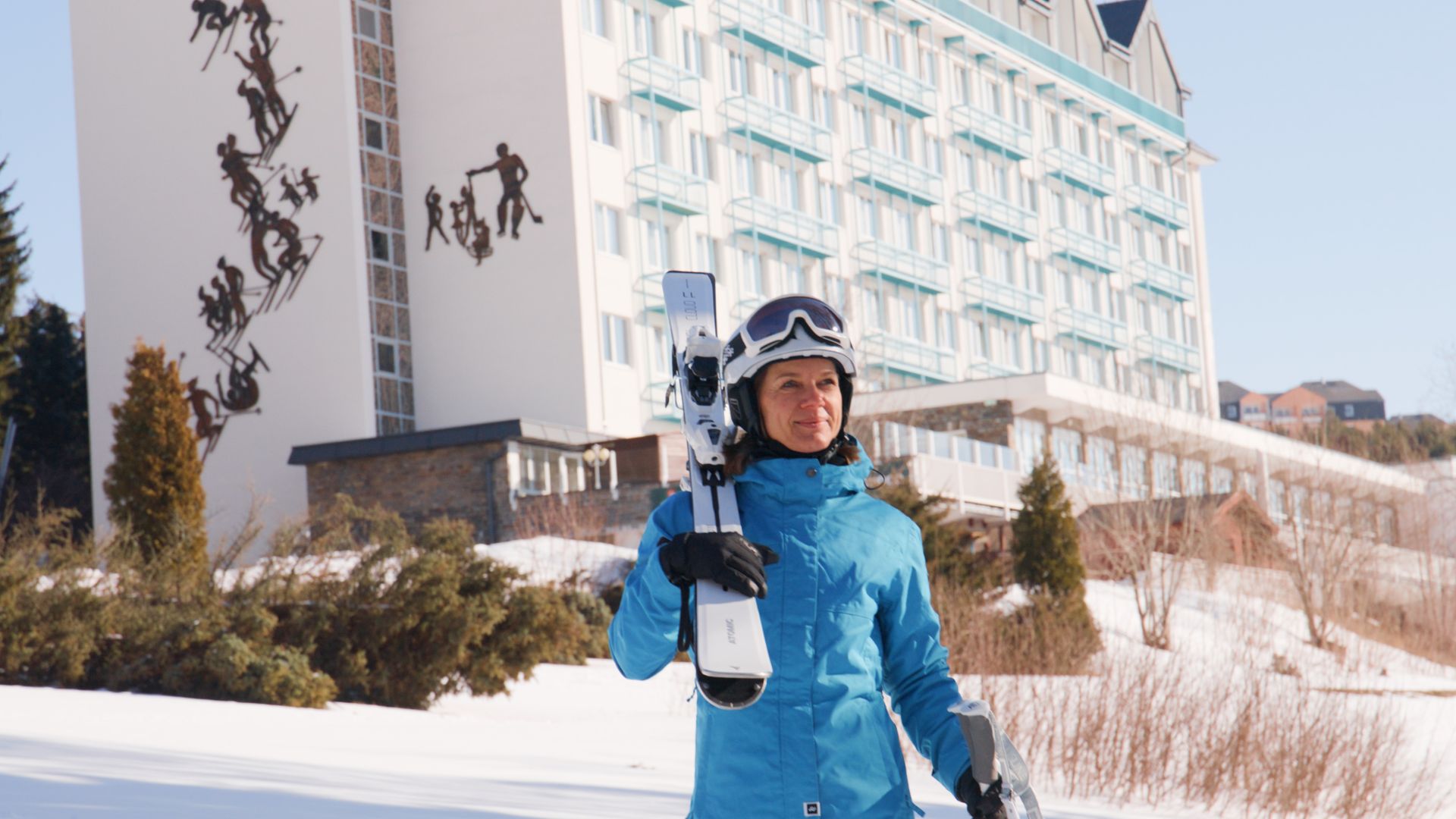 Drei Frauen sind mit Schneeschuhen im Schnee unterwegs.