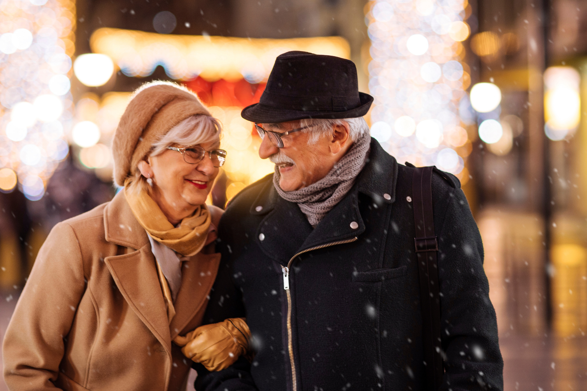 Ein verschwommenes Bild von zwei gelben Sternen auf rotem Hintergrund.