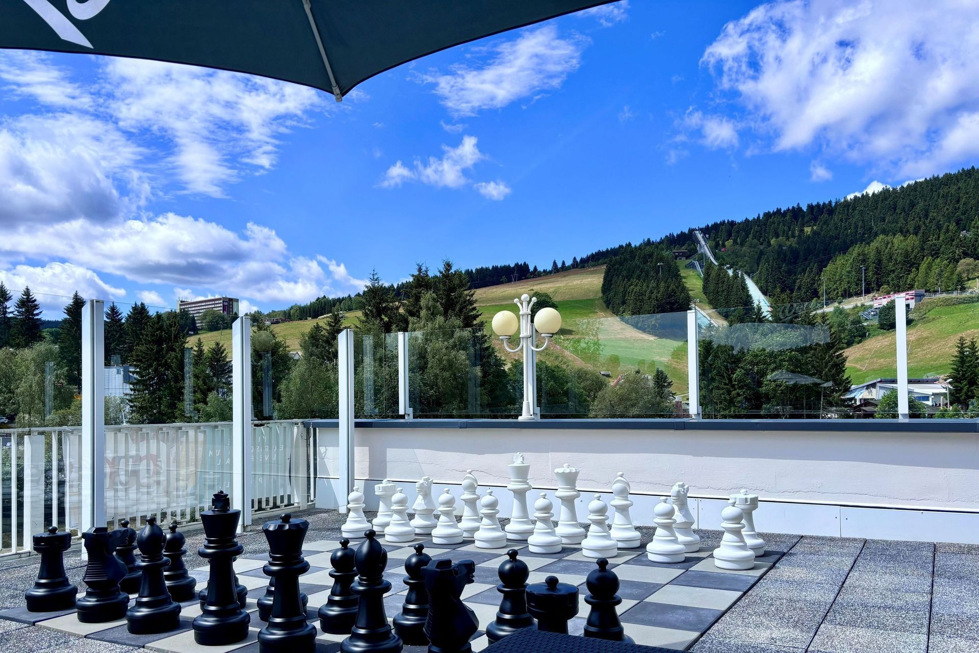 Außen-Schach mit Blick auf den Fichtelberg