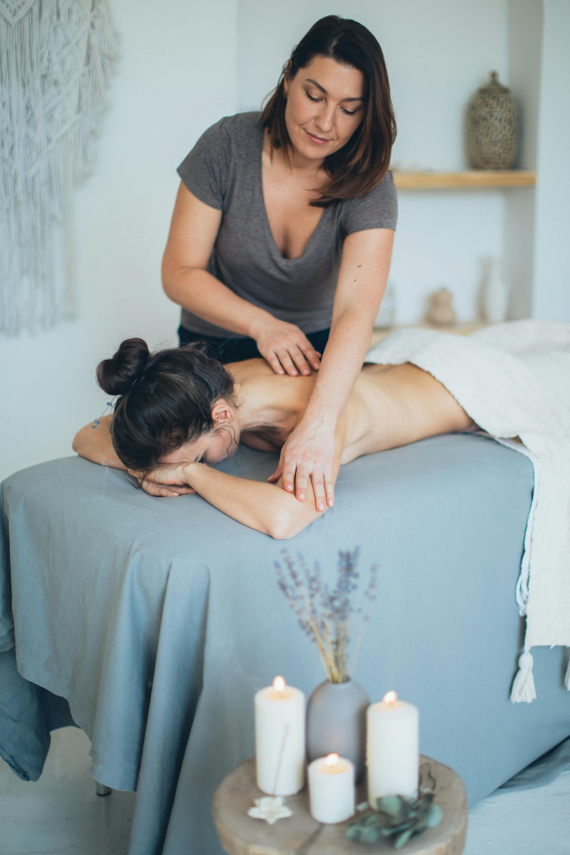 Eine Frau bekommt in einem Spa eine Massage.