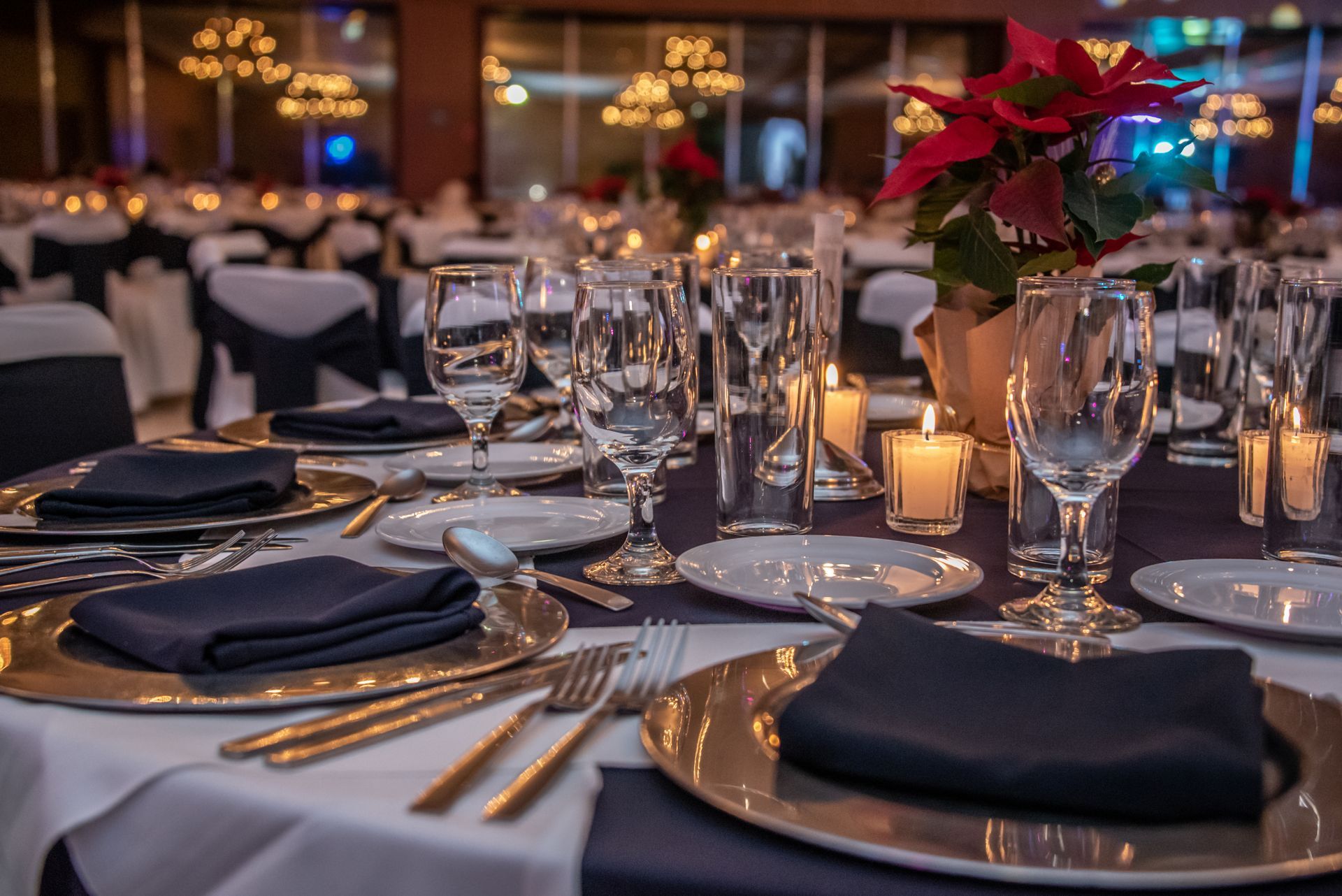 Une table avec des couverts.