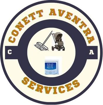 Une main sur une éponge avec des étoiles.