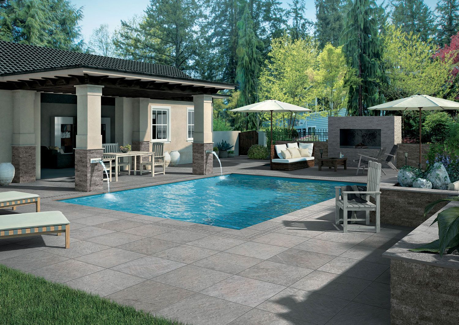 Terrasse moderne dans la cour arrière avec piscine, chaises longues, parasols et petit bâtiment extérieur