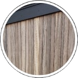 Gros plan sur un bardage vertical en bois