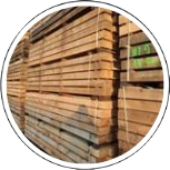 Planches de bois empilées dans une scierie