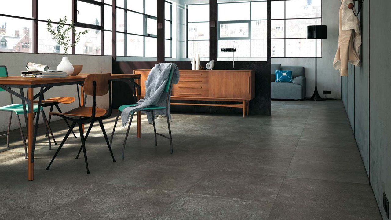 Salle à manger moderne avec chaises, table, grandes fenêtres et sol gris dans un intérieur minimaliste