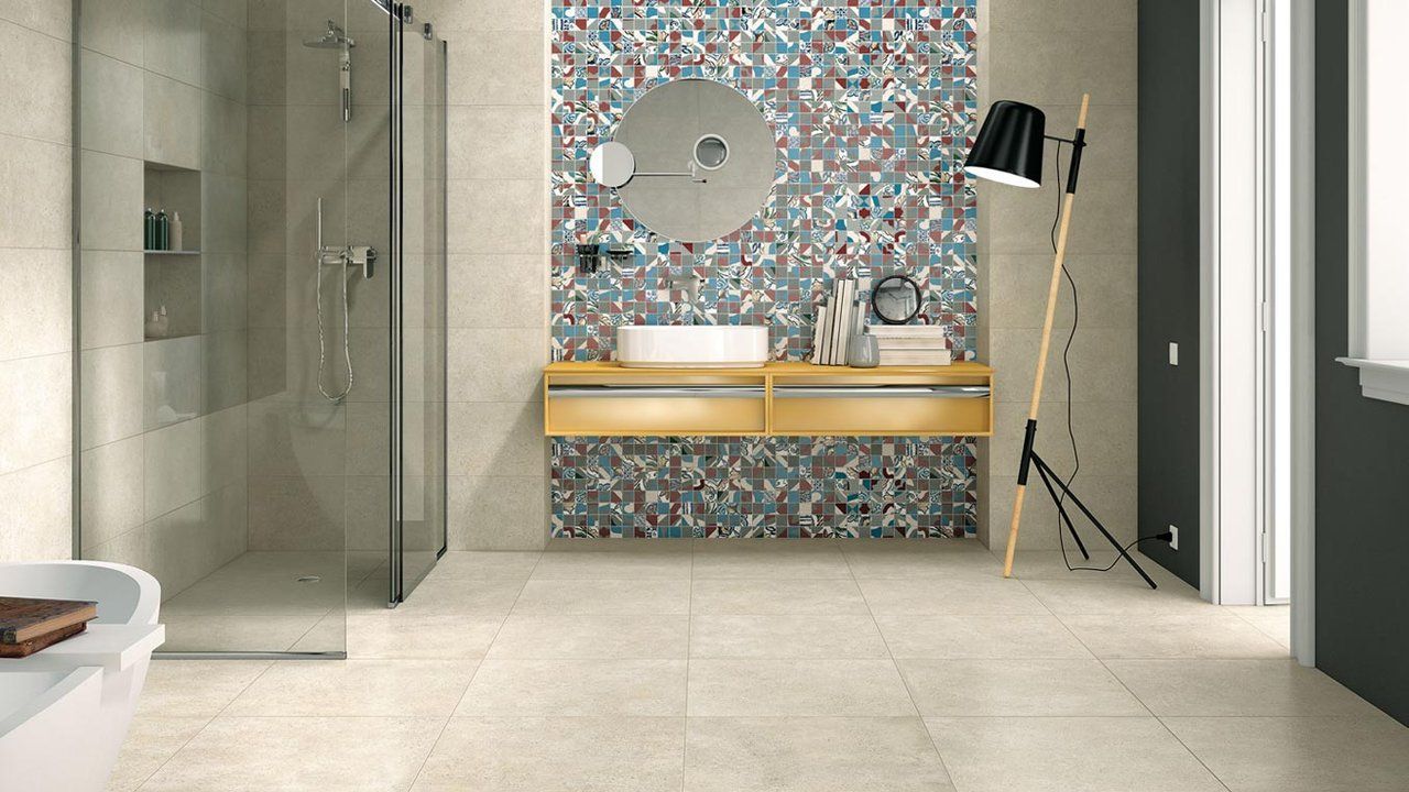 Salle de bains moderne avec mur en mosaïque, meuble-lavabo suspendu en bois, miroir rond, douche et lampadaire