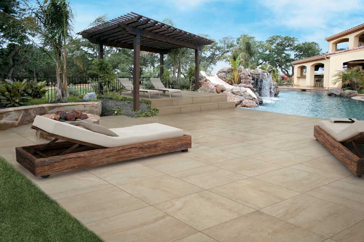 Terrasse de piscine du complexe hôtelier avec chaises longues, cabane ombragée, palmiers et fontaine.
