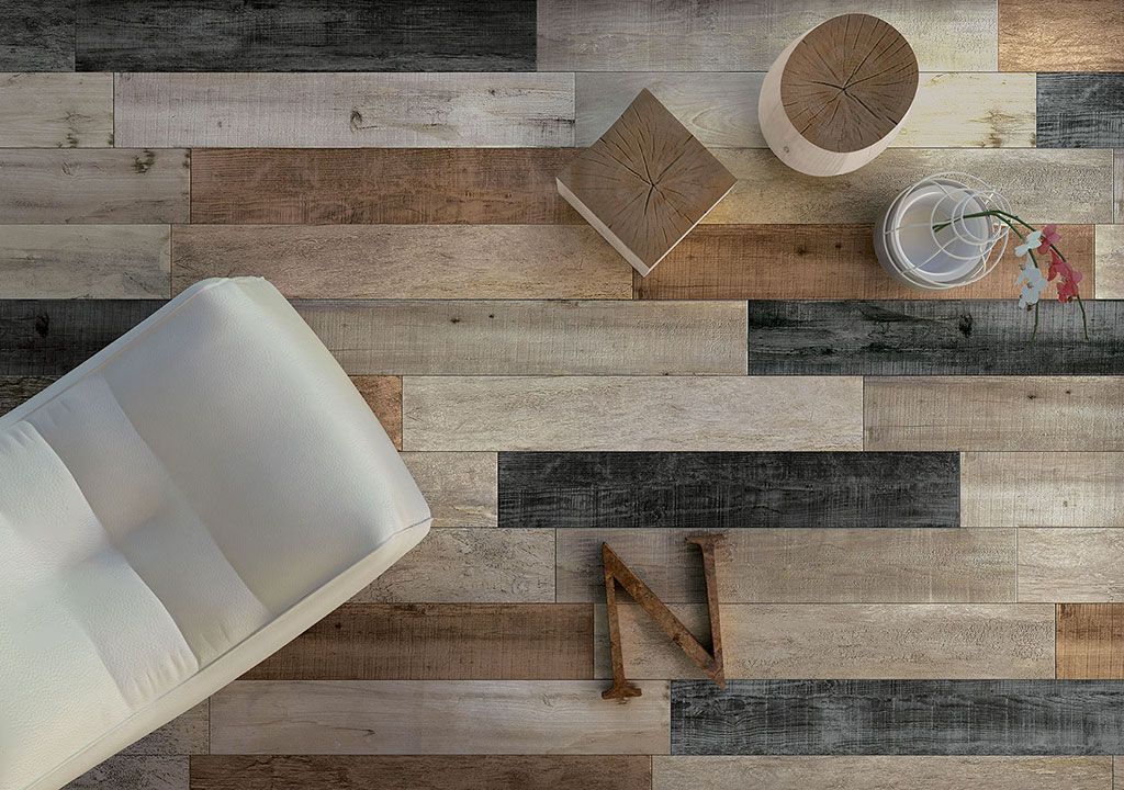 Vue de dessus d'un bureau en bois avec une chaise blanche, une tasse à café, un carnet, un crayon et de petits objets de décoration