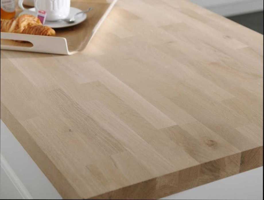 Plateau de table en bois clair avec un plateau d'angle contenant des tasses à café et des croissants.