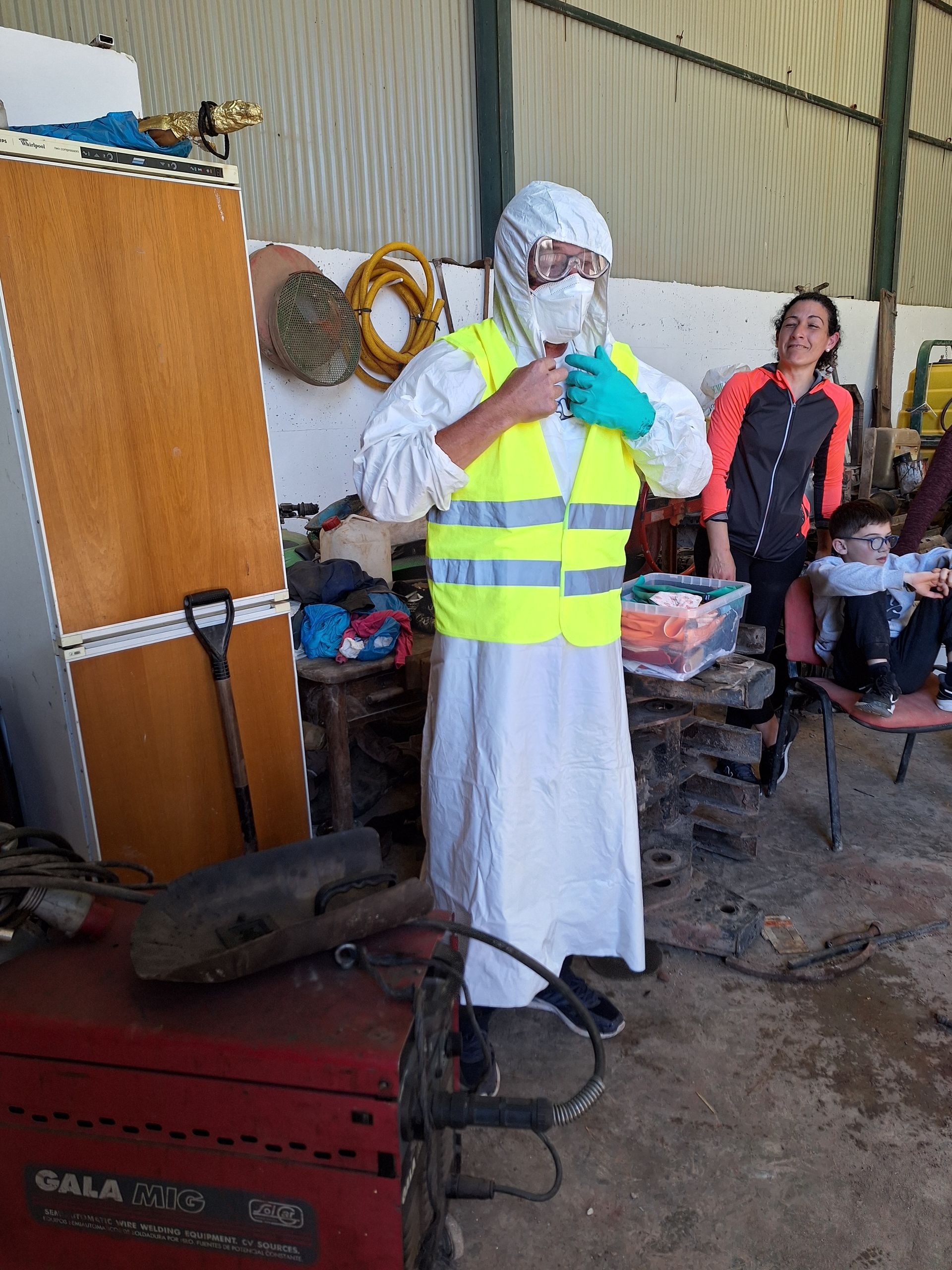 Personas escuchando atentamente en una mesa de conferencias en un entorno de oficina.
