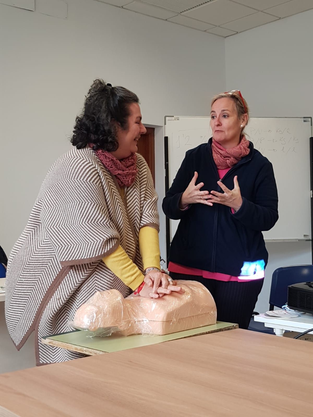 Equipo de negocios sentados a la mesa, mirando una computadora portátil. Ventana al fondo.