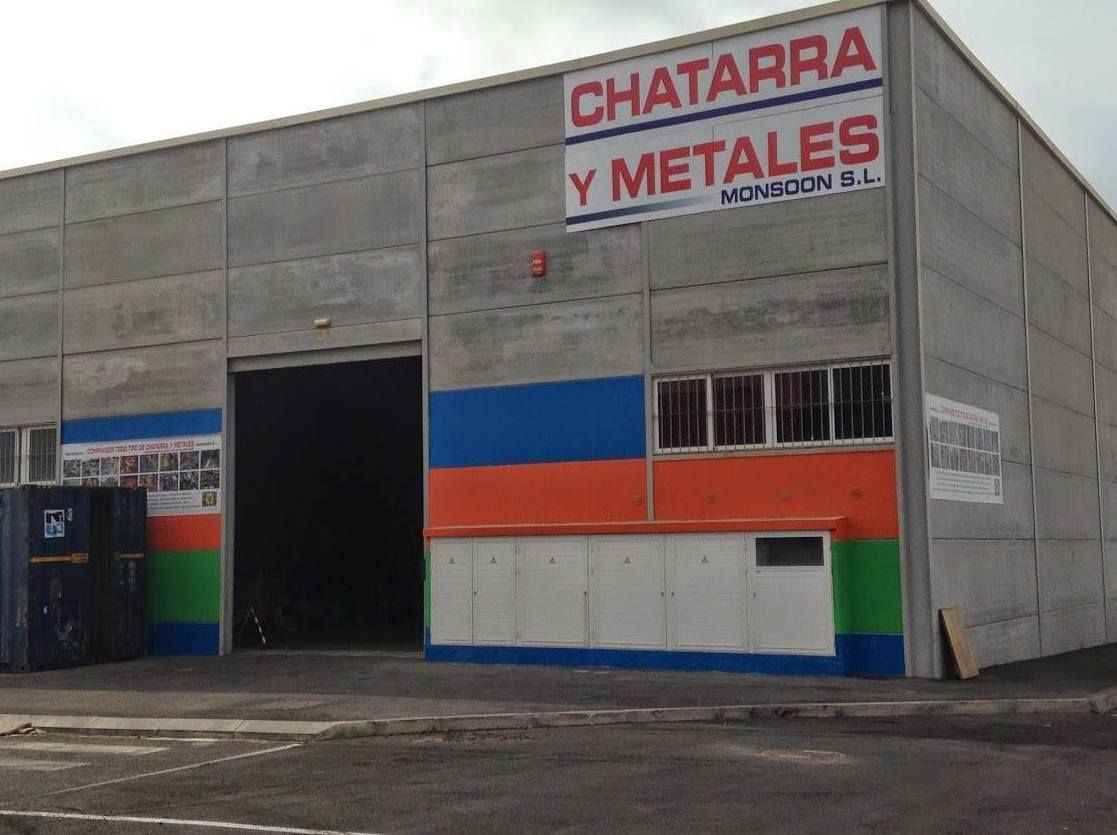 Un edificio con un cartel que dice chatarra y metales