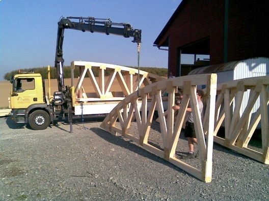 Holzstück wird gehobelt