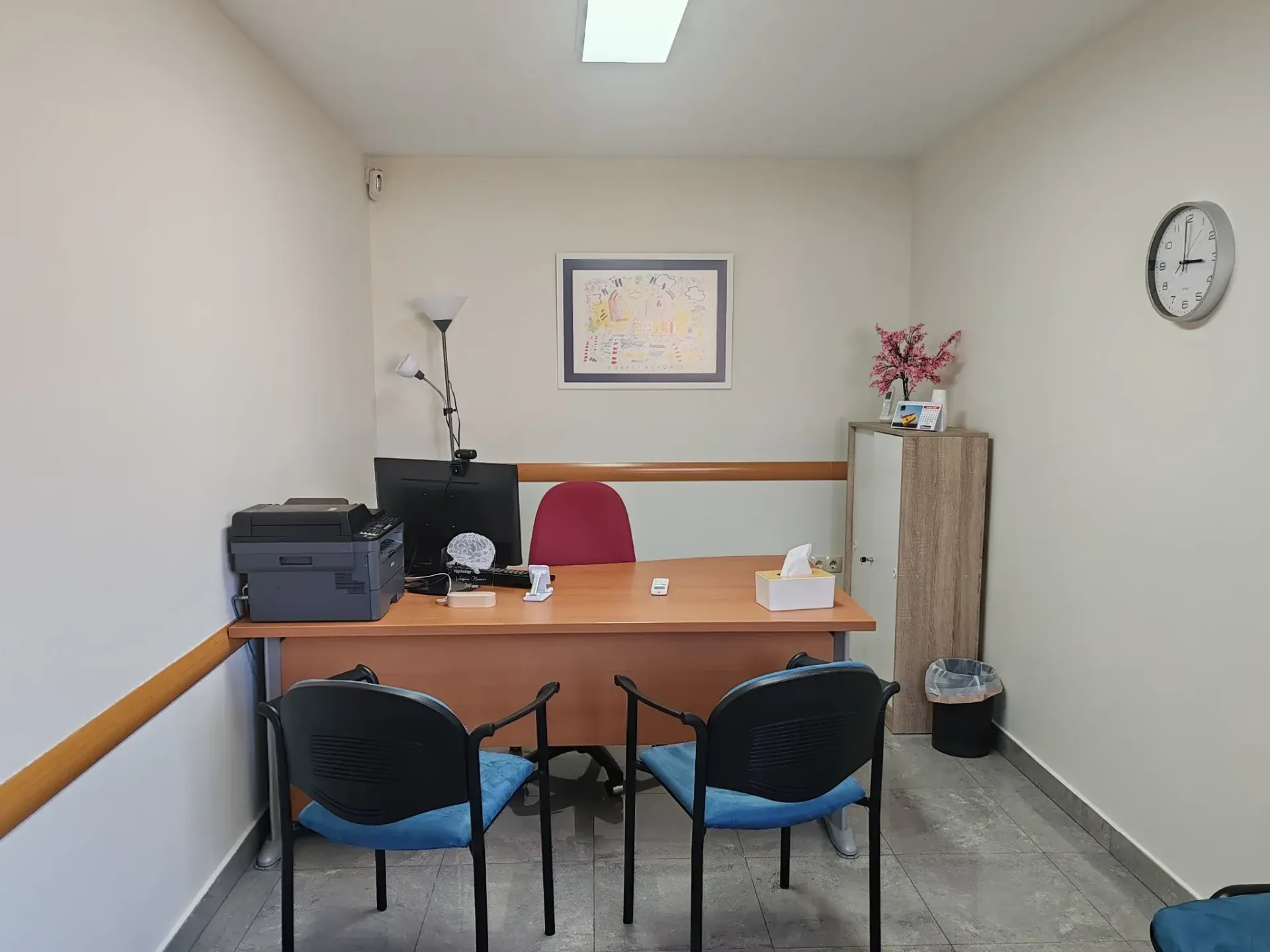 Un edificio amarillo con un cartel azul que dice Clínica Médica Olias.