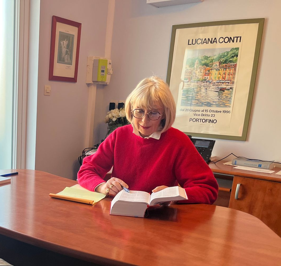 Des maisons à colombages colorées avec des cafés sur une place pavée sous un ciel d'un bleu éclatant.