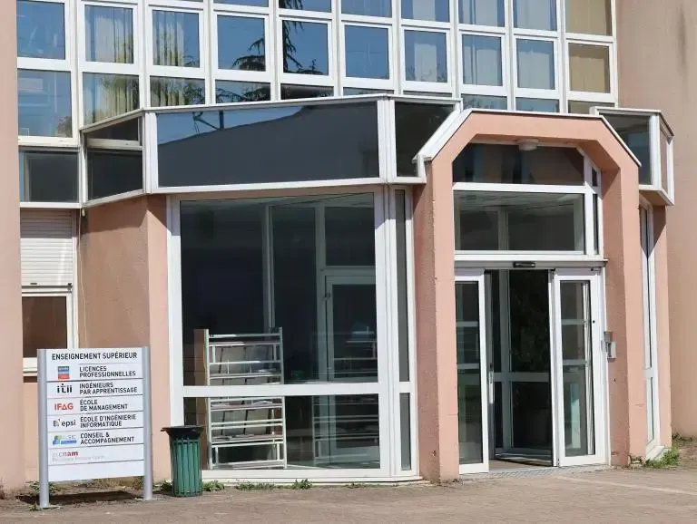 Photo de l'entrée du centre de formation d'Auxerre.