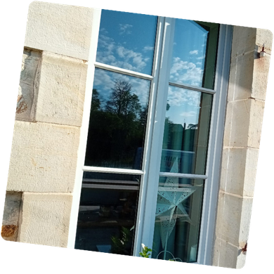 Une photo d'une fenêtre avec une étoile dessus