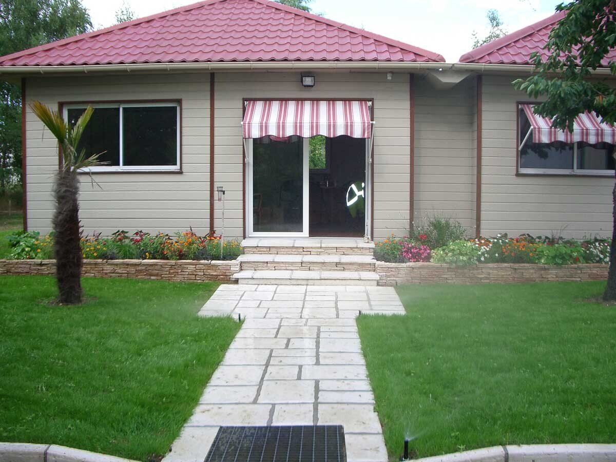 Arrosage de l'entrée d'une maison