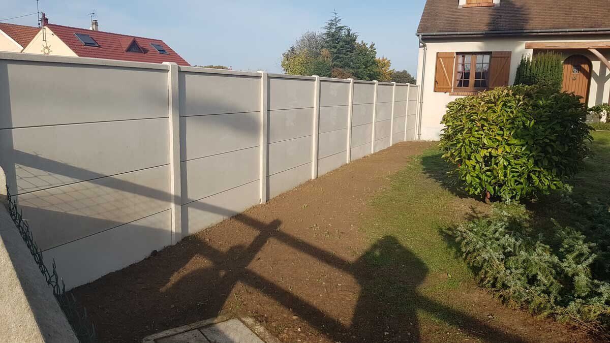 Clôture PVC avec des piliers en pierre